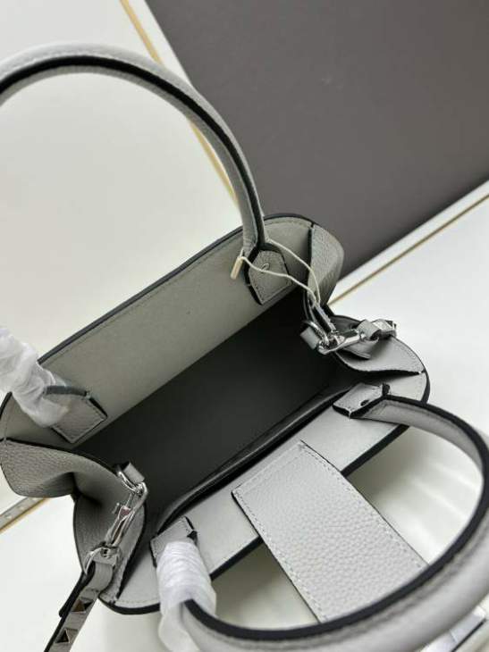 Picture of Valentino Handbags _SKUfw176329563fw